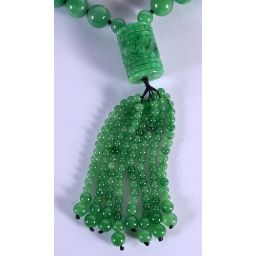 1945 - AN EARLY 20TH CENTURY CHINESE GOLD DIAMOND AND JADEITE NECKLACE Late Qing/Republic. 74 cm long.