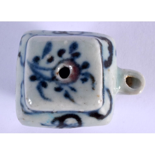 1976 - A SMALL EARLY 20TH CENTURY CHINESE BLUE AND WHITE WATER DROPPER Late Qing/Republic. 3.25 cm wide.