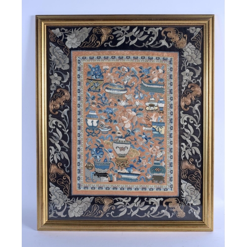 2014 - FIVE LATE 19TH CENTURY CHINESE SILK WORK EMBROIDERED FOLIATE PANELS Late Qing. Silk 45 cm x 37 cm. (... 