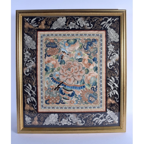 2014 - FIVE LATE 19TH CENTURY CHINESE SILK WORK EMBROIDERED FOLIATE PANELS Late Qing. Silk 45 cm x 37 cm. (... 