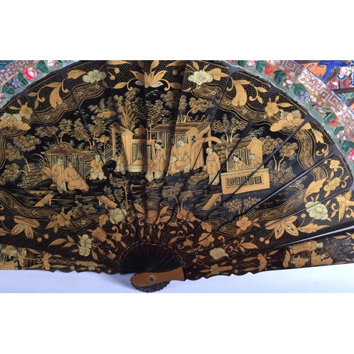 2022 - A 19TH CENTURY CHINESE EXPORT BLACK LACQUER FAN Late Qing, painted with figures within landscapes. 5... 