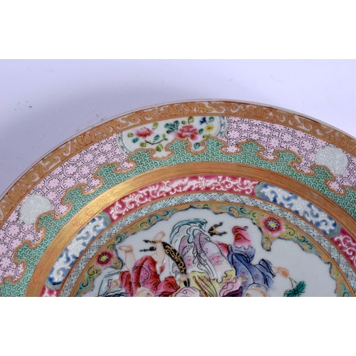 2113 - A PAIR OF EARLY 20TH CENTURY CHINESE FAMILLE ROSE PORCELAIN DISHES Late Qing/Republic, enamelled wit... 