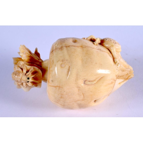 2133 - A CHINESE CARVED BONE SNUFF BOTTLE AND STOPPER 20th Century. 5.5 cm high.