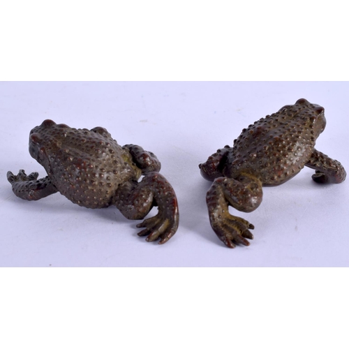 2142 - A PAIR OF JAPANESE BRONZE TOADS. 5 cm x 3 cm.