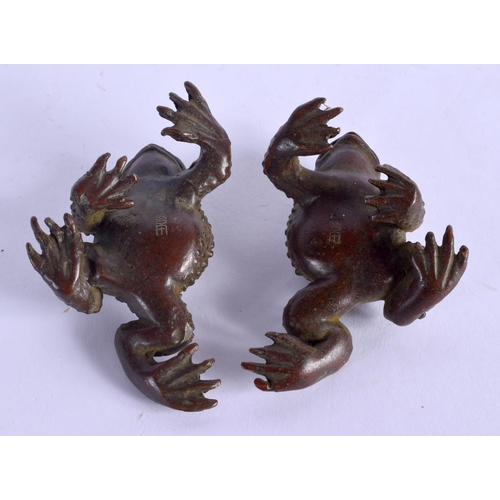 2142 - A PAIR OF JAPANESE BRONZE TOADS. 5 cm x 3 cm.