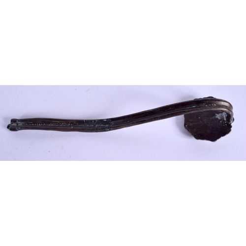 2156 - A CHINESE BRONZE SCEPTRE 20th Century. 27 cm wide.