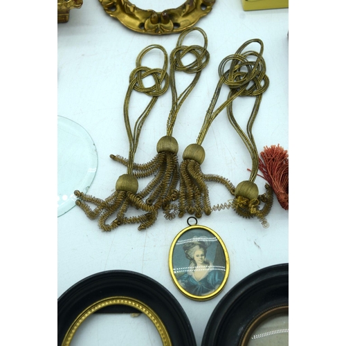 2521 - Miscellaneous collection picture frames, gilded and miniatures together with glass. Qty.