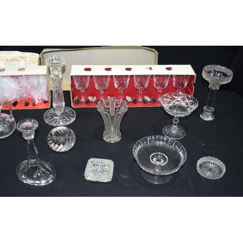 2559 - Collection of glass items bowls, vases glasses  etc Qty.