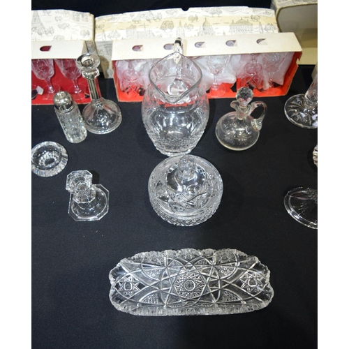 2559 - Collection of glass items bowls, vases glasses  etc Qty.