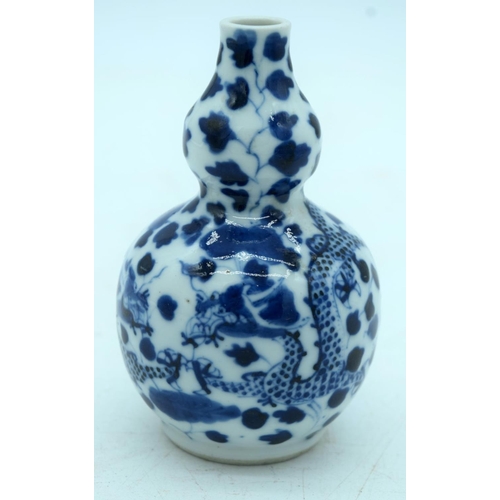 2596 - A Chinese blue and white  double Gourd vase decorated with d  21cm.