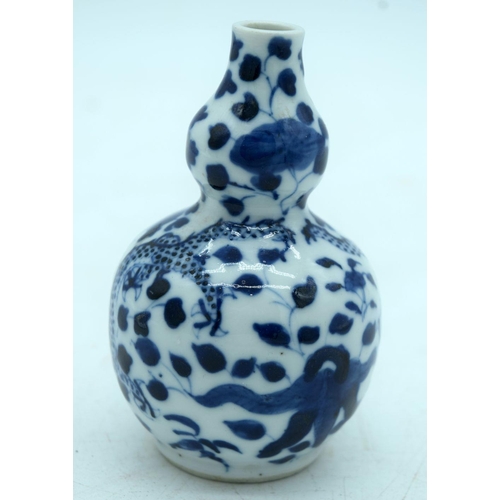 2596 - A Chinese blue and white  double Gourd vase decorated with d  21cm.