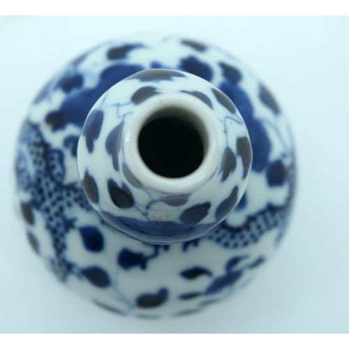 2596 - A Chinese blue and white  double Gourd vase decorated with d  21cm.