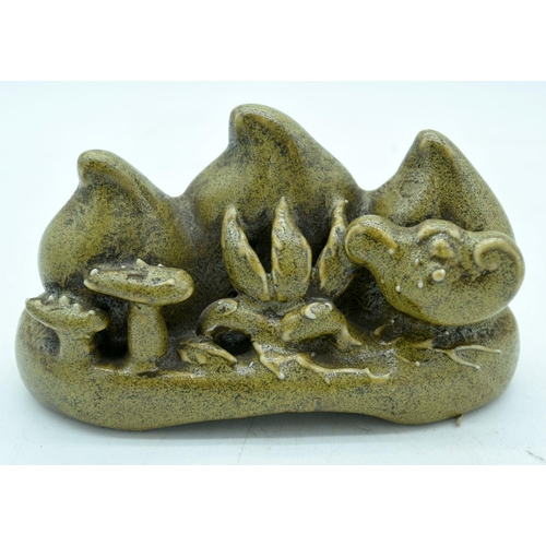 2599 - A small green glazed fruit pod brush rest together with a crackle glazed dish 15 x 18cm.