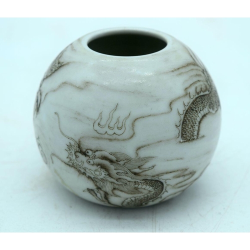 2600 - A small Chinese dragon vase 6cm.