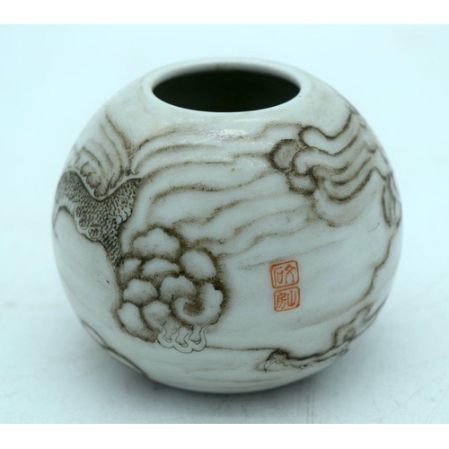 2600 - A small Chinese dragon vase 6cm.