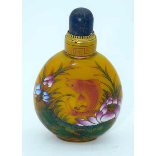 2627 - A Chinese snuff bottle decorated with carp. 8cm.