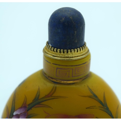 2627 - A Chinese snuff bottle decorated with carp. 8cm.