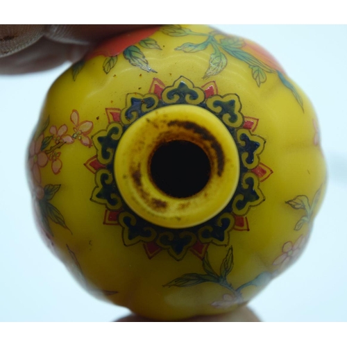 2628 - A Chinese snuff bottle decorated with peaches . 8cm.