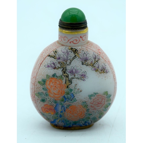 2631 - A Chinese snuff bottle decorated with foliage. 8cm.