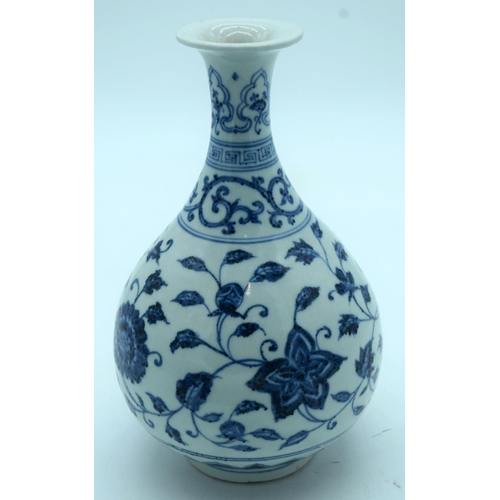 2637 - A Chinese blue and white Yuhuchunping vase decorated with foliage 25 x15cm .