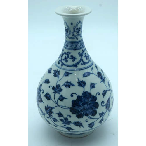 2637 - A Chinese blue and white Yuhuchunping vase decorated with foliage 25 x15cm .