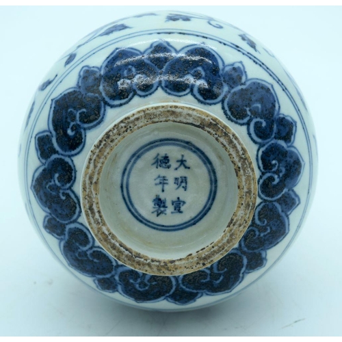 2637 - A Chinese blue and white Yuhuchunping vase decorated with foliage 25 x15cm .