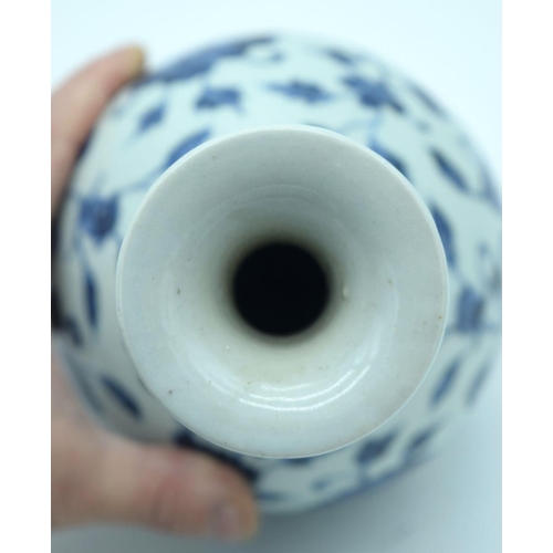 2637 - A Chinese blue and white Yuhuchunping vase decorated with foliage 25 x15cm .