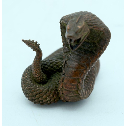 2683 - A Japanese bronze figure of a Cobra 5 cm.