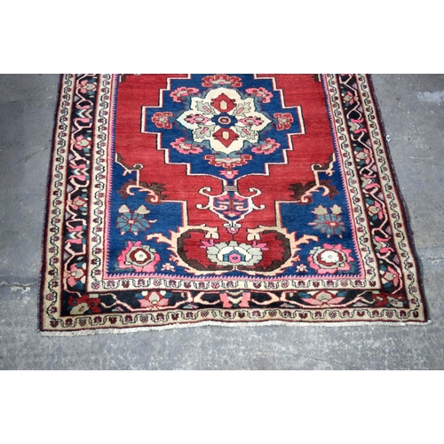 2716 - A Persian rug 206 x 160cm .