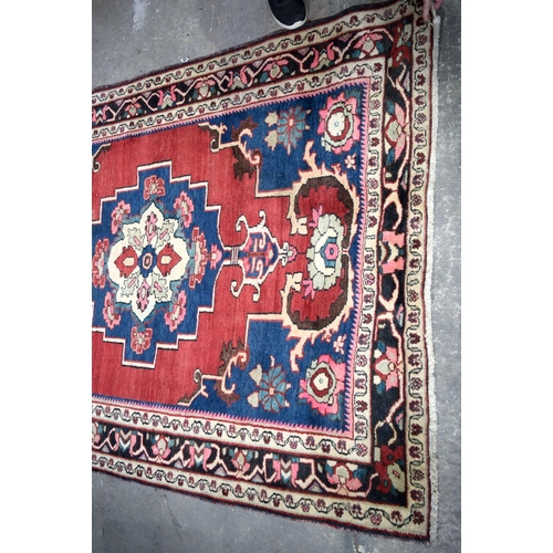 2716 - A Persian rug 206 x 160cm .