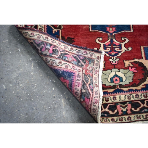 2716 - A Persian rug 206 x 160cm .