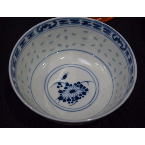 2816 - A Collection of Chinese and Japanese ceramic bowls and dishes Qty.