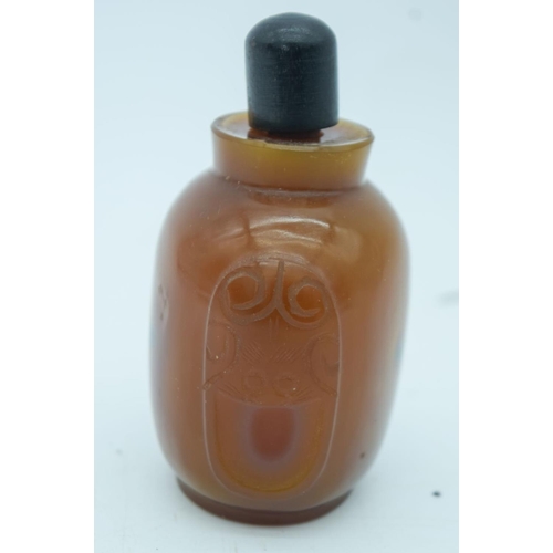 2823 - An carved agate snuff bottle with stopper 9cm.