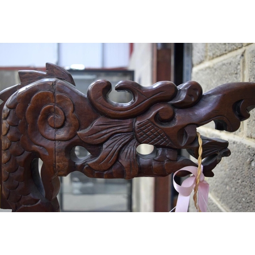 2869 - A hardwood oriental lamp stand in the shape of a dragon 164 cm.