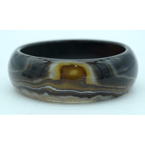 2905 - An Agate bracelet together with a carved hardstone pendant and a piece of carved jade 7cm (3)