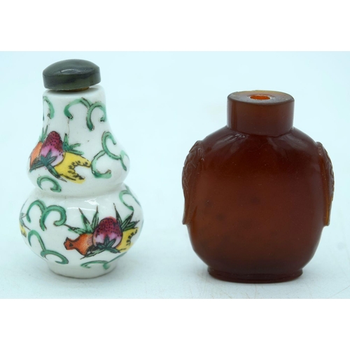 2924 - A amber snuff bottle together with a porcelain snuff bottle 6cm (2).