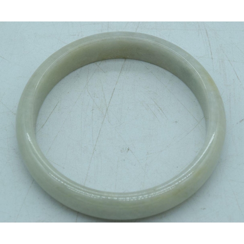 2933 - A jade bracelet 9cm.