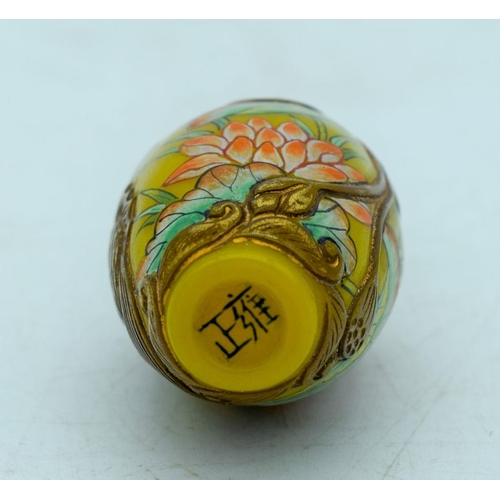 2962 - Chinese Peking glass snuff bottle decorated with gilt 8.5cm.