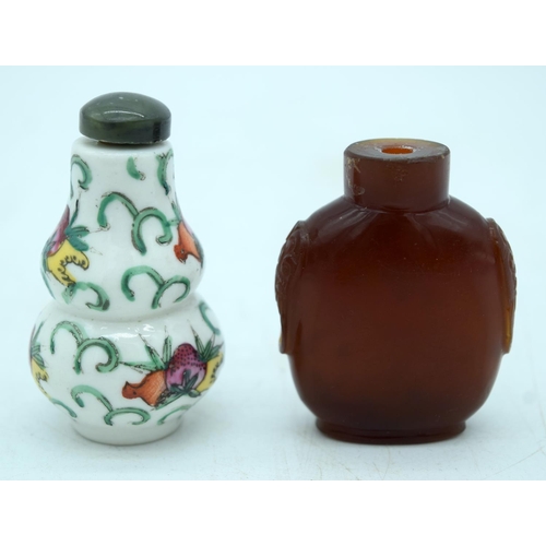 2924 - A amber snuff bottle together with a porcelain snuff bottle 6cm (2).