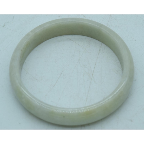 2933 - A jade bracelet 9cm.