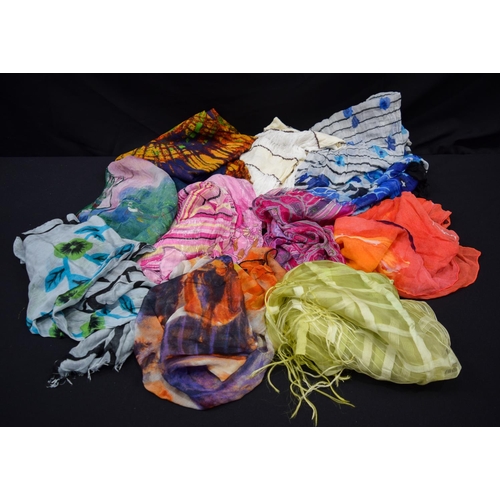 2972 - A collection of quality scarves, and shawls Malabar Grove, Ermenegildo etc (31).