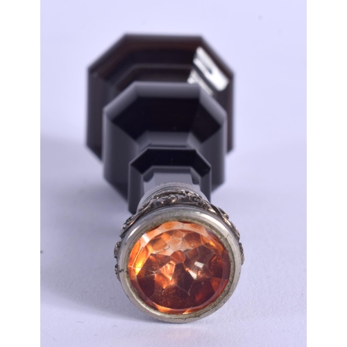 895 - AN ANTIQUE BANDED AGATE SEAL. 8.5 cm high.