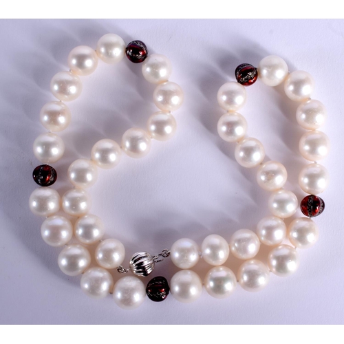 901 - AN 18CT GOLD ENAMEL AND PEARL NECKLACE. 44 cm long.