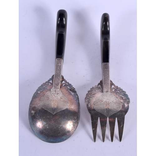 916 - A PAIR OF 19TH CENTURY MIDDLE EASTERN ISLAMIC SILVER SERVING TONGS. 141 grams. 18 cm long.