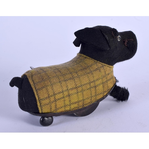 940 - A WIND UP SCHUCO TIN PLATE DOG. 12 cm wide.