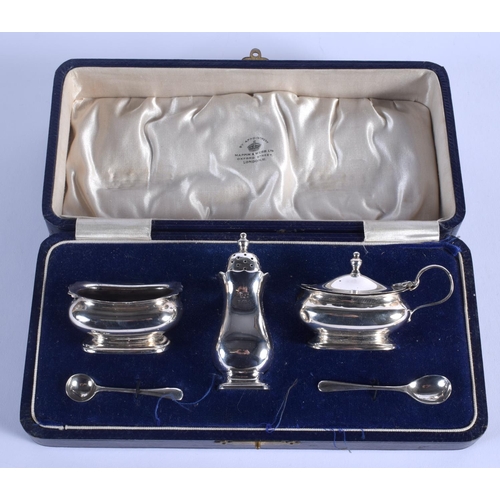 774 - A CASED ART DECO CRUET SET. Birmingham 1925. Silver 87 grams. (5)