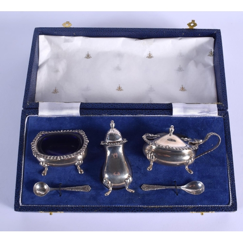 775 - A CASED SILVER CRUET SET. Birmingham 1988. Silver 133 grams. (5)