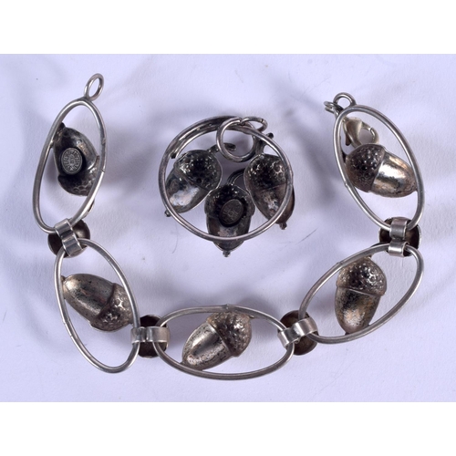 961 - A SILVER BRACELET. 24 grams. 18 cm long.