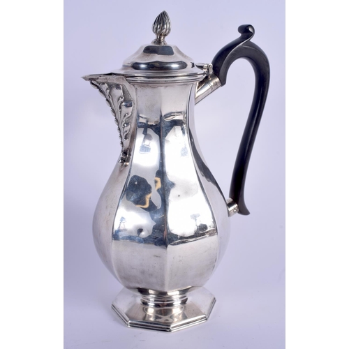 791 - AN EDWARDIAN SILVER COFFEE POT. London 1905. 506 grams. 23 cm high.