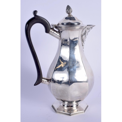 791 - AN EDWARDIAN SILVER COFFEE POT. London 1905. 506 grams. 23 cm high.